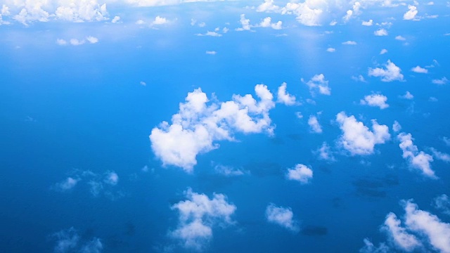 乘坐飞机飞越大西洋和显示地球大气层的云层视频素材