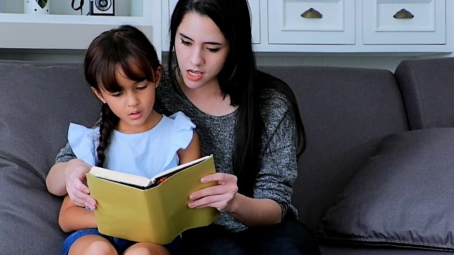 母亲和女儿在看书。视频素材