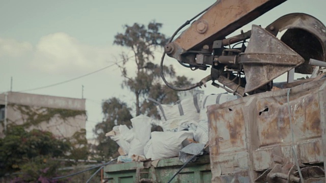 拯救地球。孩子们举着标语站在一个巨大的垃圾场里视频素材