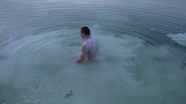 人是水里的外星人。视频素材