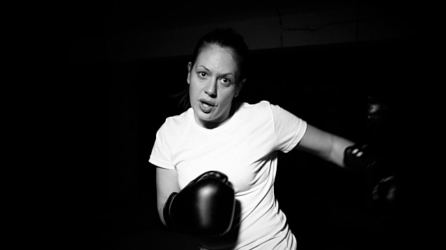 女人的影子拳击视频素材