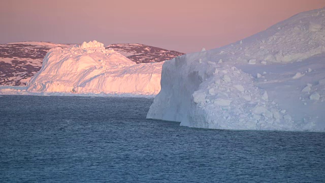 格陵兰岛北冰洋上的冰山视频素材