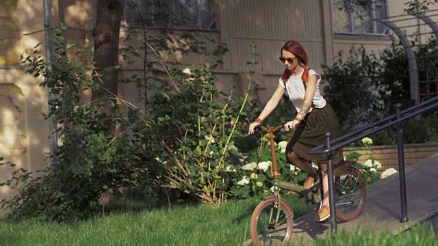 在城市公园的坡道上骑自行车的女人。女子自行车公园视频素材