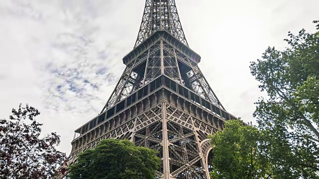 欣赏巴黎的埃菲尔铁塔视频素材