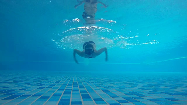 从水下视角游泳视频下载