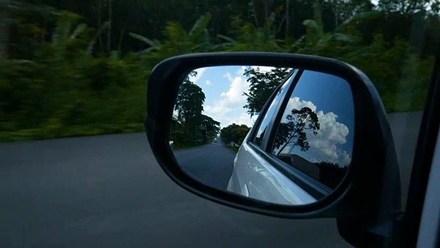 道路和蓝天侧车镜视频素材