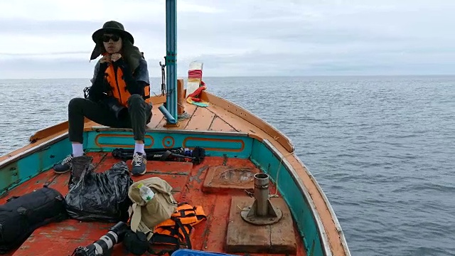 一个年轻人坐在船上视频素材