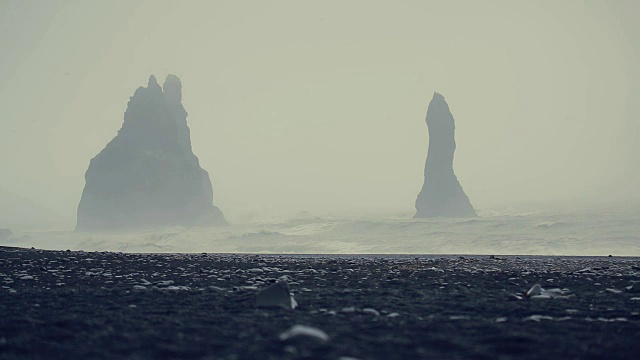 冰岛早上Reynisfjara海滩，慢镜头视频素材