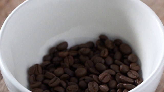 白杯子里的咖啡豆视频素材
