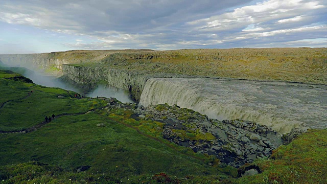 美丽的瀑布在冰岛的夏天，慢镜头视频素材