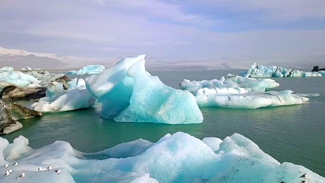 冰岛Jokulsarlon冰川泻湖清晨鸟瞰图视频下载