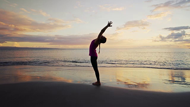在日落练习瑜伽的女人视频素材