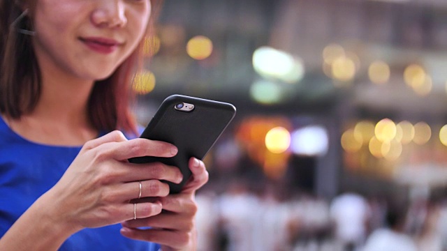 黄昏时使用智能手机的日本女性视频下载