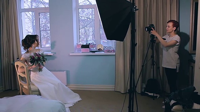 在酒店房间为摄影师摆姿势的模特视频下载