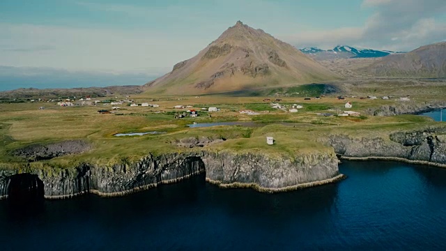 冰岛海岸村庄的鸟瞰图视频下载