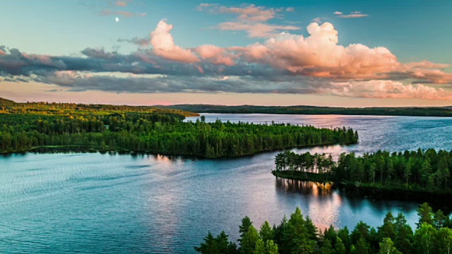 空中的风景与湖泊周围的森林在瑞典- 4K自然/野生动物/天气视频素材