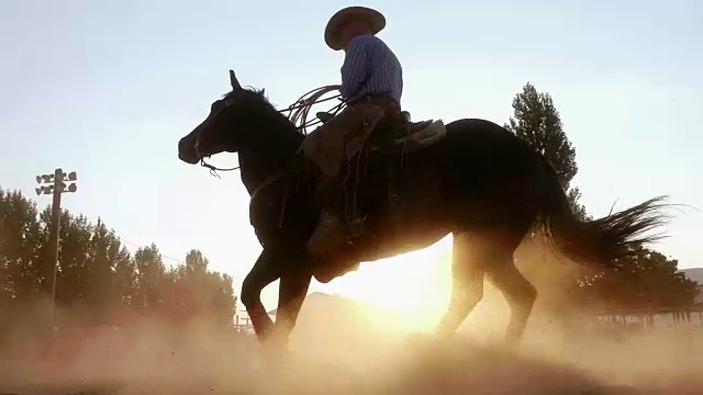 牛仔在日落时分骑马视频下载