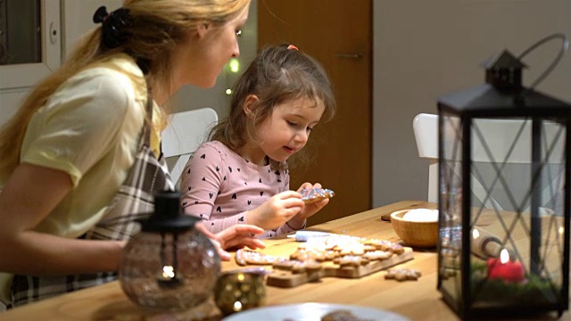 年轻的母亲和她的小女儿准备圣诞饼干视频素材