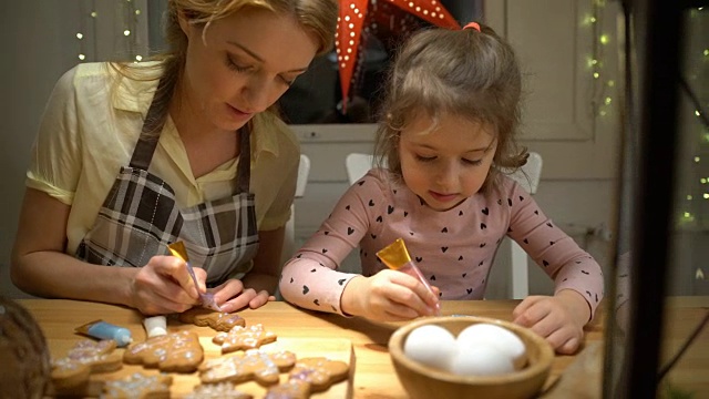 年轻的母亲和她的小女儿准备圣诞饼干视频素材