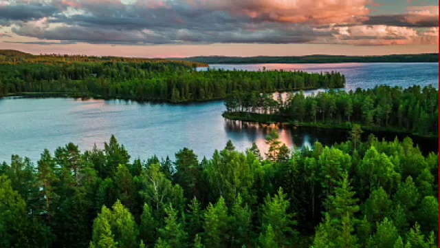 空中的荒野景观与湖泊被森林包围在瑞典- 4K自然/野生动物/天气视频素材