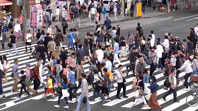 慢镜头——人群在人行横道上行走视频素材
