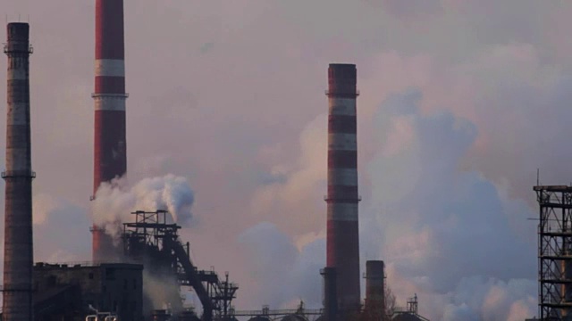 工业管道烟雾污染大气视频素材