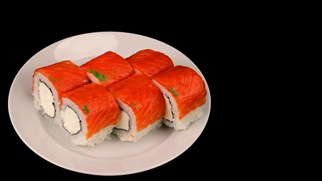 日本料理中的一道菜，卷在盘子上视频素材