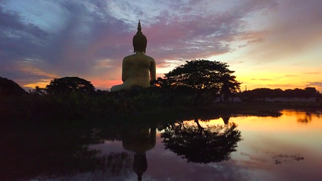 鸟瞰图的日出在大佛Wat Muang的地标昂通省，泰国视频下载
