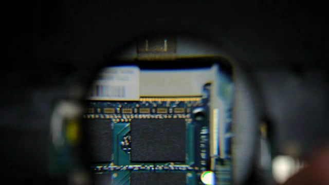 在放大镜下检查笔记本电脑的RAM视频素材