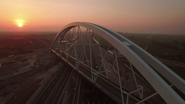 日落时分，在交通繁忙的高速公路上新建的大桥视频素材