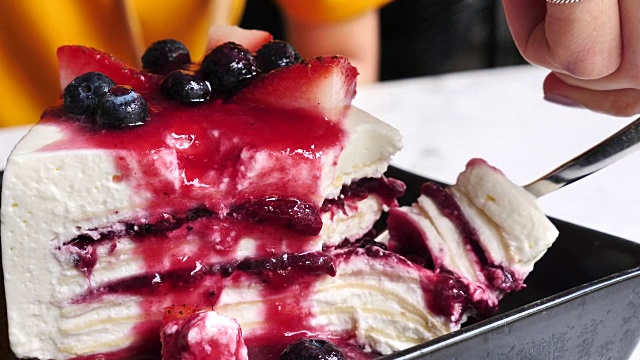 蓝莓芝士蛋糕和切蛋糕视频素材