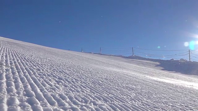 慢动作:滑雪者在阿尔卑斯山滑雪场的一个新修的滑雪道上雕刻视频素材