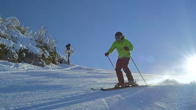 独自滑雪者在滑雪场完美的滑雪道上滑雪视频素材
