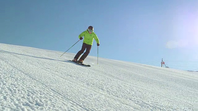 追踪慢动作:年轻的滑雪者在冬日享受着田园诗般的完美天气视频素材