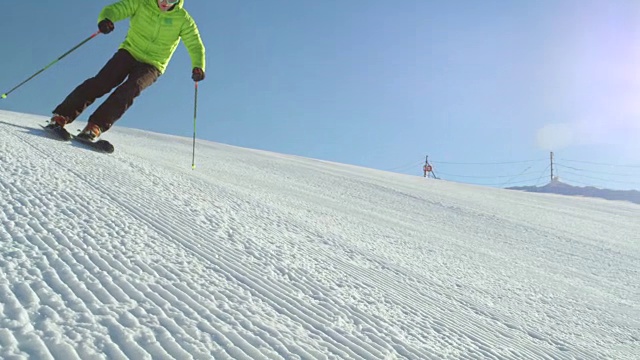 慢动作结束:快乐的滑雪者在一个阳光明媚的日子享受完美的冬季条件视频素材