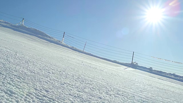 慢动作关闭:专业滑雪者雕刻在田园诗般的完美整理的滑雪道视频素材