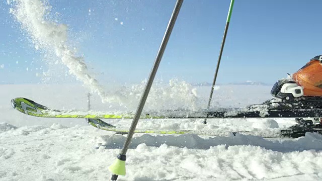 慢镜头特写:滑雪者准备在滑雪场的滑雪道上降落视频素材
