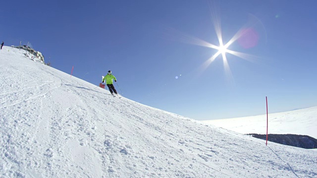 慢镜头:在阿尔卑斯山滑雪场，年轻的滑雪者停下来，在雪道上喷雪视频素材