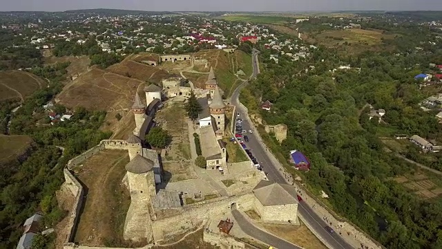 乌克兰Kamianets-Podilskyi城堡鸟瞰图。城堡位于历史城市Kamianets-Podilskyi的风景如画的自然之中视频下载