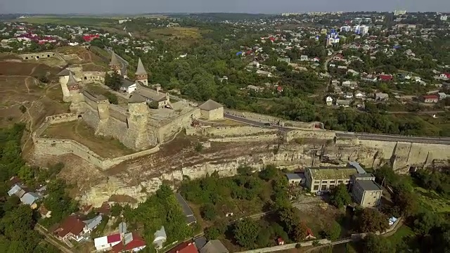 乌克兰Kamianets-Podilskyi城堡鸟瞰图。城堡位于历史城市Kamianets-Podilskyi的风景如画的自然之中视频下载