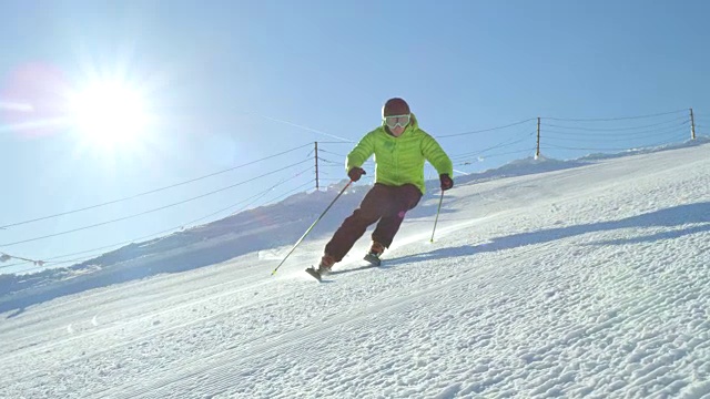 慢动作关闭:休闲滑雪者享受田园诗般的完美天气在冬天视频素材