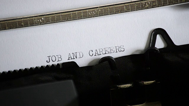 用一台旧的手动打字机打字表达JOB AND CAREERS视频下载