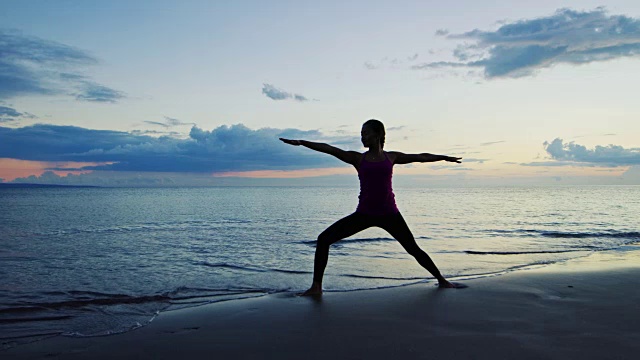 在日落练习瑜伽的女人视频素材