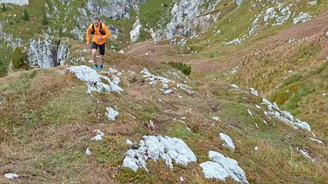 人跑在高山上的草坡上视频素材