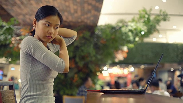漂亮的亚洲女孩用笔记本电脑梳理她的头发前视频电话视频下载