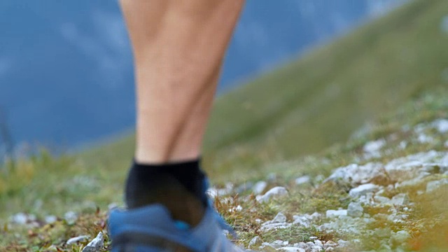 一个男性跑步者的腿在高山上奔跑视频素材