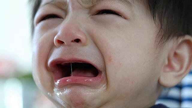 小男孩哭着流泪，不开心的感觉视频素材