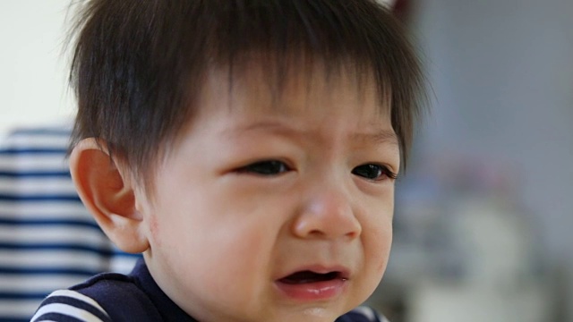 小男孩哭着流泪，不开心的感觉，慢镜头视频素材