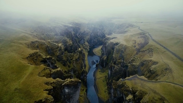 Fjaðrárgljúfur峡谷鸟瞰图视频素材