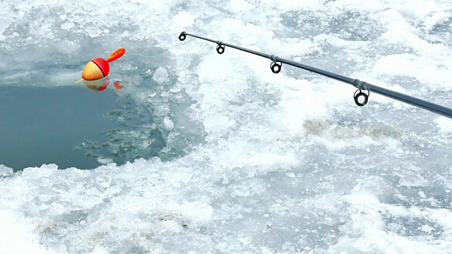 在冰冻的河上钓鱼视频素材